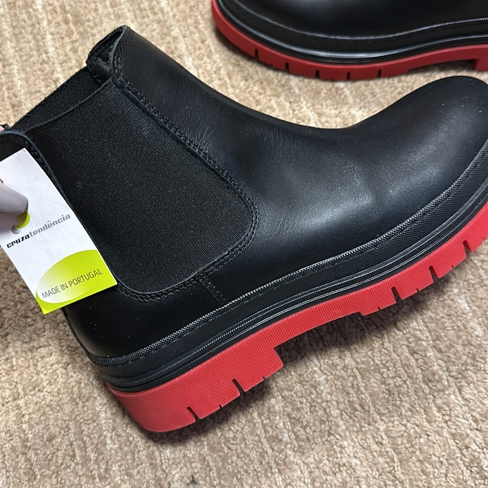 Stylish leather boots with red bottoms - Picture 2 of 4